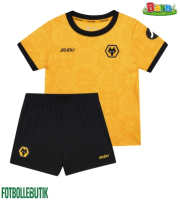 Wolves Hemmaställ Barn 2025-26 Kortärmad (+ Korta byxor)